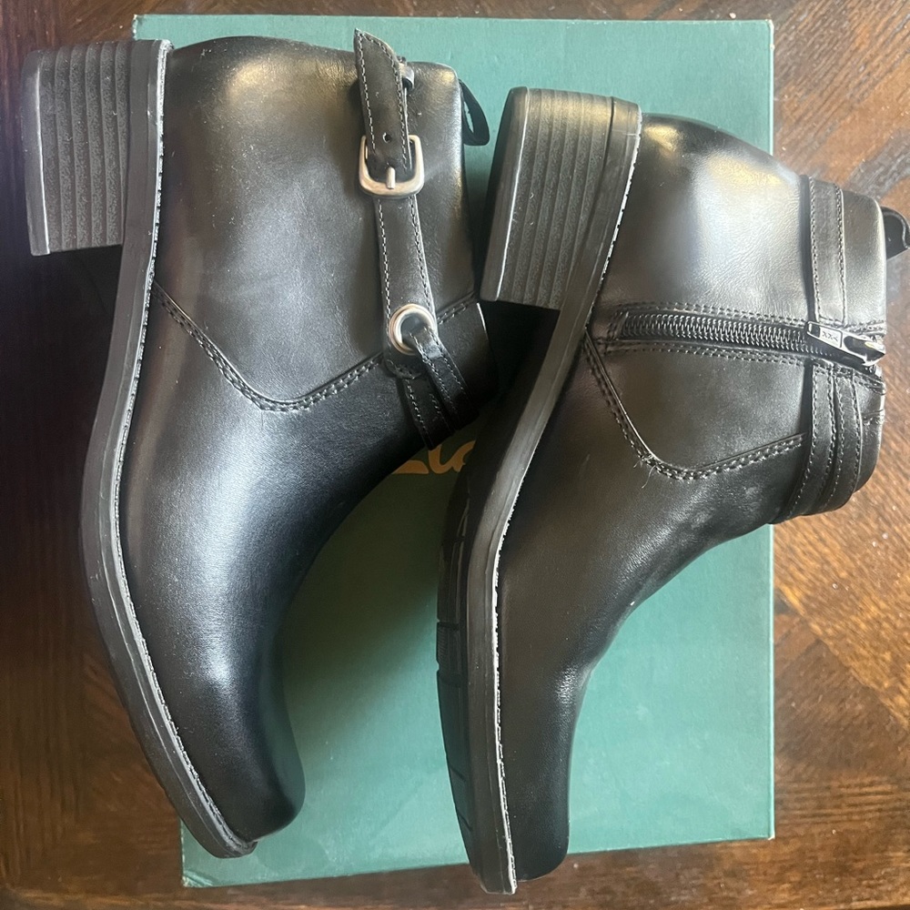 Size 7 black Clarks bootie